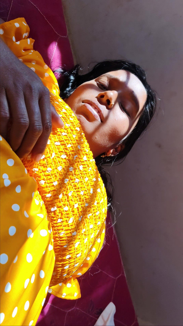 Premi pooja: Дезі бхабхі займається сексом - зять бере свою вагітну невістку по місту, тому бхабхі дозволяє зятю вставити його пеніс в її пизду.