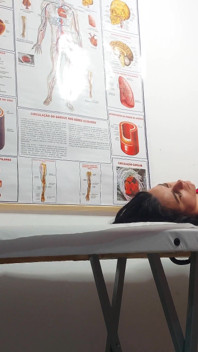Jinekolog dildosunu amına sokuyor, parmakları götüne sokuyor ve hastayı sikiyor!