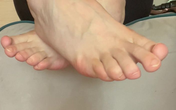 Feet: Показываю ступни