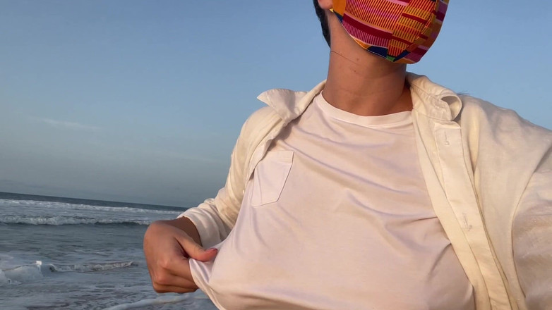 Batty Lux: Blondynka z dużym biustem, bez stanika, idąca ulicą