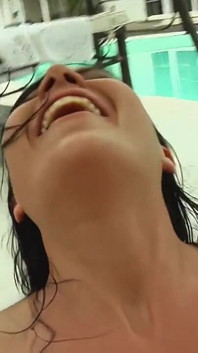 Un sättliche brünette MILf nimmt zwei hengste am pool