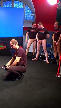 Hard Gangbang Azione: pornostar scopata e schizzata da cinque uomini