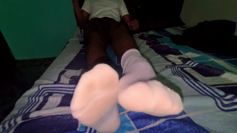 Mr Feet Colombia: ブルネットのヴェルゴンが隣人に白い靴下を履いた女性を贈る