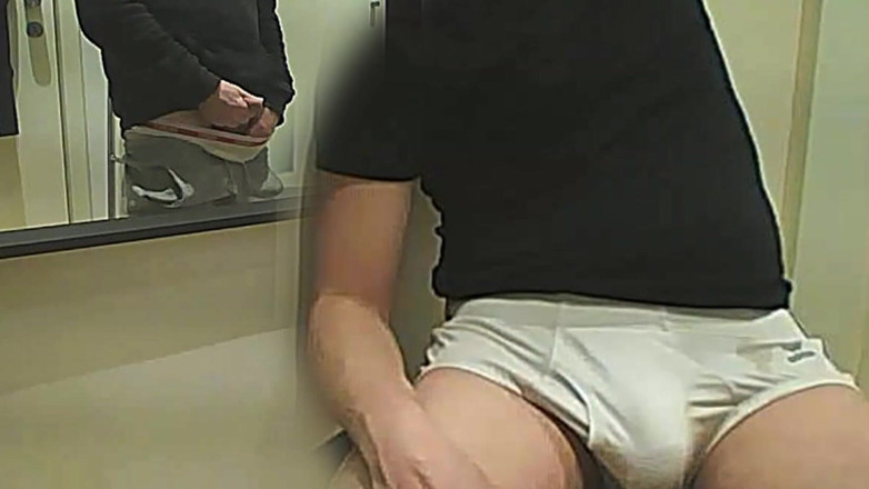 AmateurBoysPissing: Amatérský chlapec čůrá několik kapk na bílé kalhotky své spolubydlící
