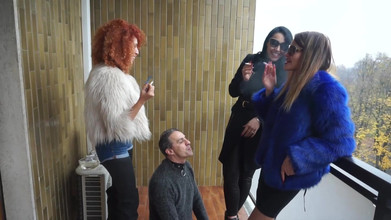 Absolute BDSM: Le Dominanti Vestite Di Pelliccia Dominano Sottomessi Sul Balcone