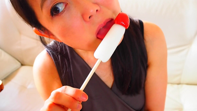 Mayumi Kanzaki: Una miLF asiatica arrapata succhia un cazzo di caramelle