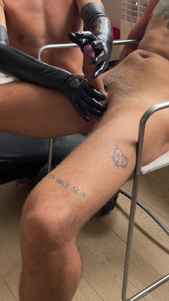 Harry_Jen: ハリー・ジェン、エッジングラテックス手袋が巨根をけいれんさせた