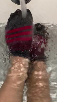 Fetiche de calcetines mojados en calcetines atléticos