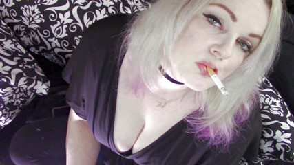Smoke Temptress Annie Vox - Smoking Fetish: Siyah elbiseli bir kırmızıyı sallıyor
