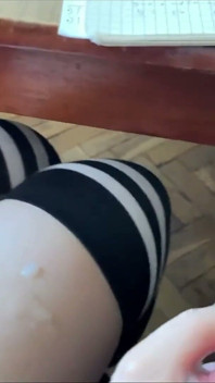 Školačka honí znovu v hodině matematiky pod stolem a dokonce i trochu footjob. ve škole.
