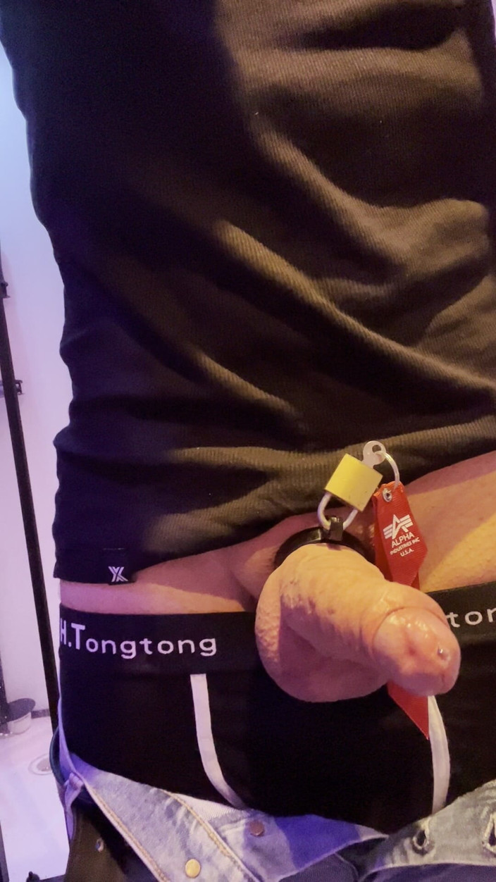 KinkyToyStory: Der unterwürfige Welpe darf aus seinem Peniskäfig heraus und