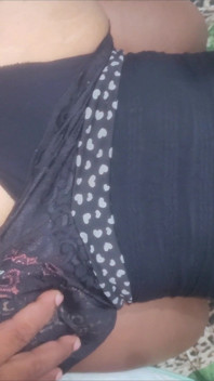 Orta yaşlı seksi kadın pequena e apaixonada deixa seu homen fazer o que quiser com o cuzinho