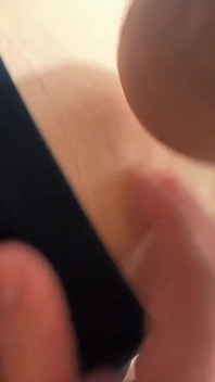 Um cara lambe o ânus da namorada em casa e não consegue o suficiente