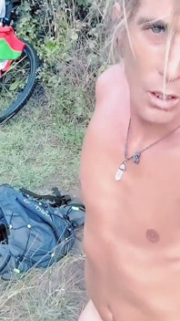 Atraktivní muž cvičí fisting na veřejnosti i doma; Výborný fisting.