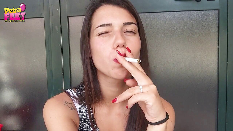 Smokin Fetish: Sladká teenagerka poprvé kouří na kameru