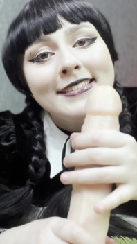JOI: Wednesday Addams vás odmění shoejobem a kouřením