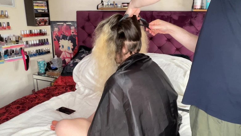 MissFFW: FFWは彼女のアンダーカットをクリッパーシェーブでリフレッシュしています