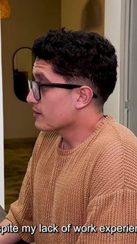 Secretaresse neukt de stiefzoon van haar baas op het bureau, nerdboy heeft een grote pik! Daniela Andrea en Pijpjongen