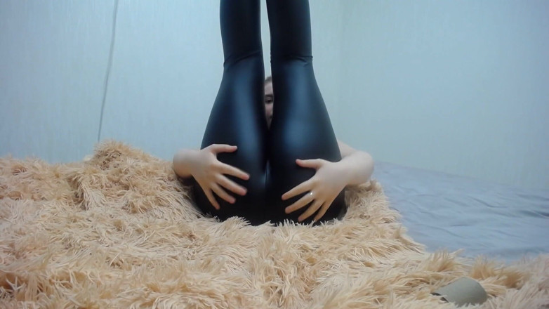 JuiceLussie: Teen Girl Show Her Legs