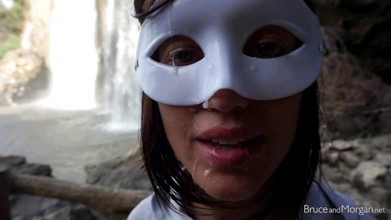 Bruce-and-Morgan: 滝でたくさんの小便と射精