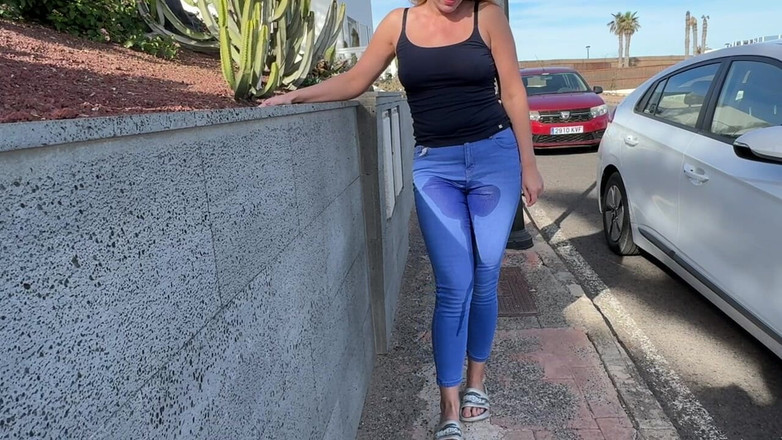 Emma Voyeur: La Ragazza Bagna I Suoi Jeans per Strada