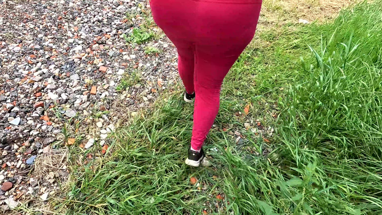Bouncy Tits Action: Treinamento de peitos ao ar livre - duro