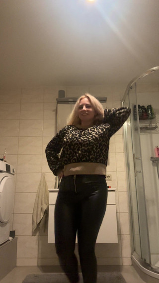 LarisaCum: 브랜든을 위한 이 영상을 확인해 보세요! 나는 완전히 벌거벗은 상태에서 샤워하면서 내 몸을 만지고 있어! 저는 정말 많이 스쿼트해요!