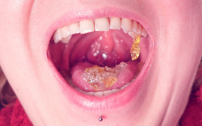 Arya Grander: Asmr: 젤리 테디베어 캔디 먹기. 씹는. 입 클로즈업.