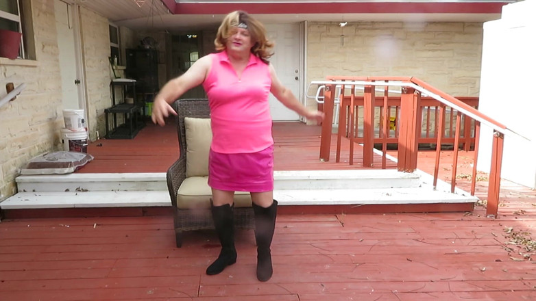 BBW nurse Vicki adventures with friends: Brittney travestito modella il suo nuovo vestito rosa e stivali