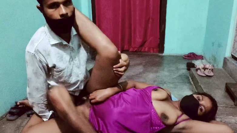 Amina begum: Indian Desi Bhabhi Pink Night Dress Me Chodai Kiya