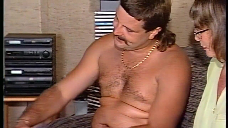 VintageXMovies: Heiße MILf wird auf der kleinen couch hart gefickt