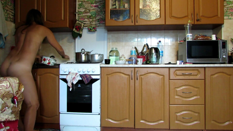 Sexi Lenka: Limpieza + gimnasia ligera en la cocina