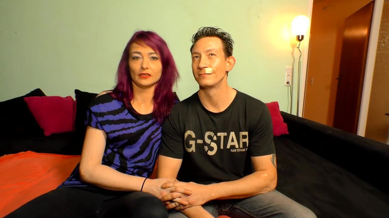 Erotic Planet Studio: Wytatuowana Lisica W Czerwonej Bieliźnie Jeździ Kutasem Dziko