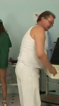 Doktor Piss-młoda gwiazda porno Tera Joy dostaje hardcorowe sikanie leki przez lekarza