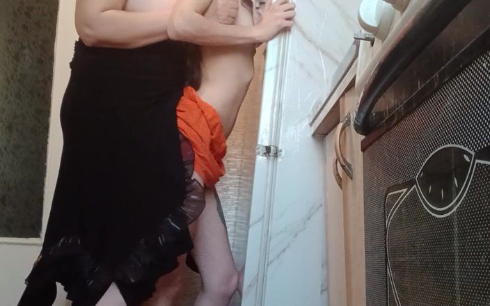 Lesbian-candys: 継母がキッチンで私を激しくファックする