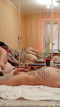 Soția masează penisul și coaiele, apoi suge pula și are parte de o gură de spermă fierbinte