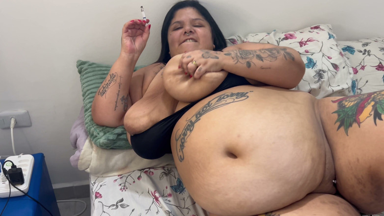 Mary Jhuana: 性感的胖美女抽烟并撑开她的菊花 - 4k