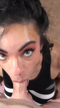 Dacey Belle suge pula în pantalonii ei de yoga