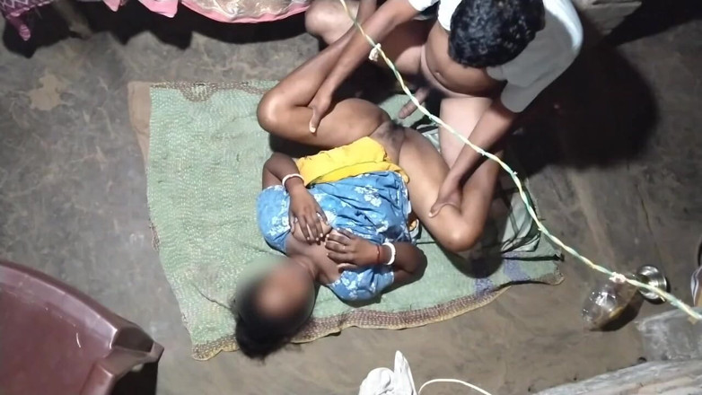 Pumi: Une femme indienne sexy fait une vidéo X