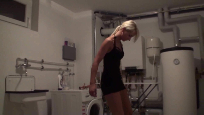 Foot Girls: Zdrobind blonda făcând mizerie cu tocurile ei înalte