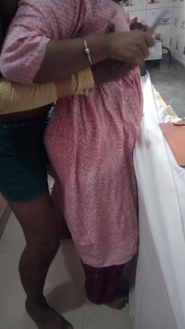 Tamil lesbian: Sesso bollente in cucina quando lei cucina