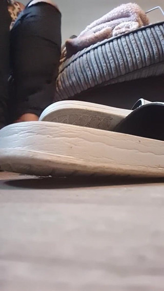 Simp to my ebony feet: Giantess sandał miażdżyć