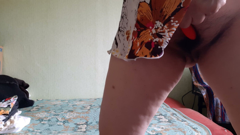 Lesbian-candys: Wanita MILF yang ghairah dan sangat merangsang kelentit berbulunya dengan...