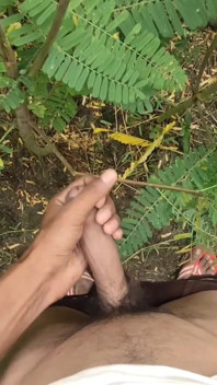 Ragazzo arrapato si masturba all'aperto e sborrata