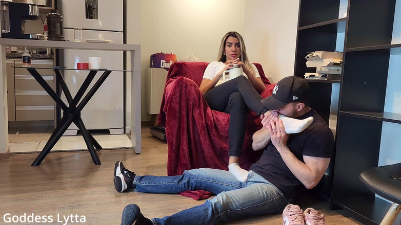 Queen Lytta ballbusting and cum lick: Богиня Литта вимагає, щоб друг поклонявся її ногам і дав ногами, поки його мачуха на кухні