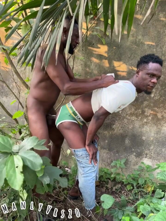Blackkish20: Kerel geobsedeerd door Mah Coochie, moest terugbellen voor een andere...