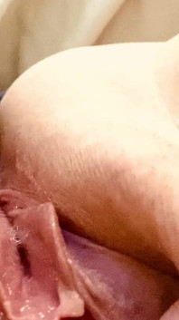 一边想着你一边抚摸我湿润的阴户