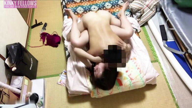 J-Girls Club: Pulsul se ridică în timp ce o soție disperată locativ îmbrățișează o...