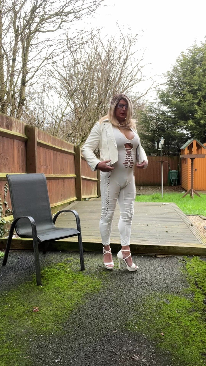 Kellycd2022: Amateur Crossdresser Kellycd2022 Seksowna milf masturbuje się na zewnątrz w...