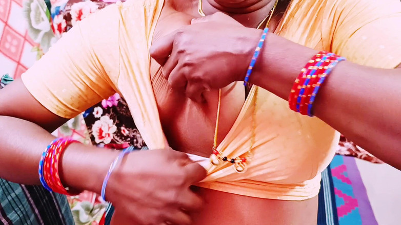 Telugu honey lips: Hintli teyze kocasını aldatıyor ve kocasının babasını sikiyor. Telugu, edepsiz...